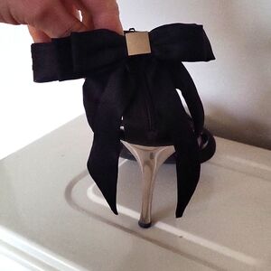 LE Chateua Size 10 Black Heels